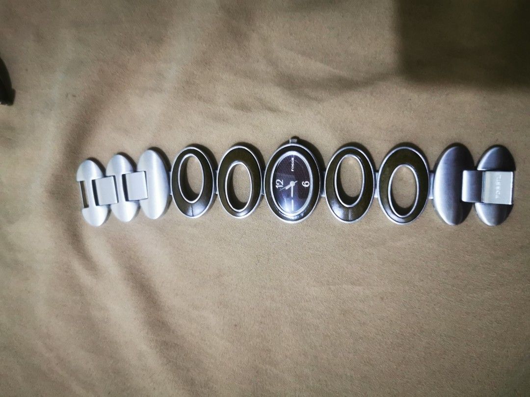 FOSSIL OVAL WOMENS BRACELET WATCH (Category: Women's Watches) located in Pasig City. Submitted by cezzdg (Listing ID 1361940169, Image 1). Description: BOUGHT IN THE US NO BATT/BOX ONLY NEEDS BATTERY Product details Movement: Quartz Display: Analogue Features: Only time Water Resistance: 05 ATM water resistant Case material: Steel Case colour: Steel Dial colour: Brown Strap type: Steel Strap Colour: Brown Case width (mm): 32 Case depth (mm): 6.