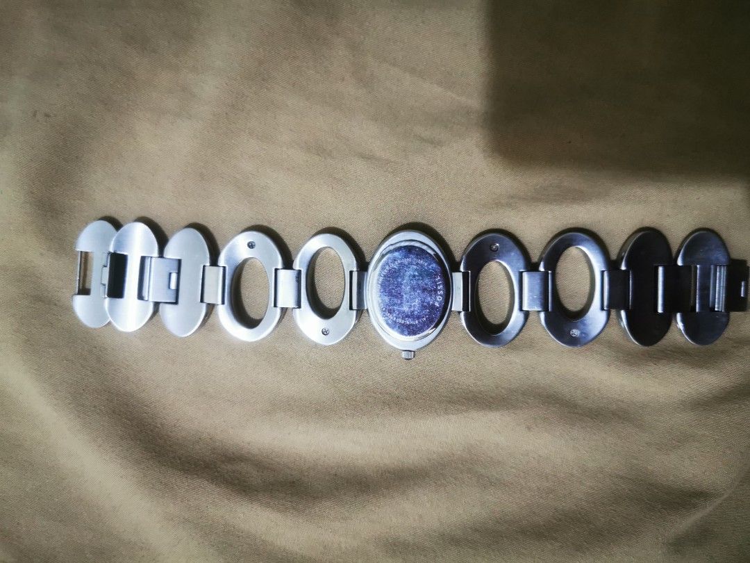 FOSSIL OVAL WOMENS BRACELET WATCH (Category: Women's Watches) located in Pasig City. Submitted by cezzdg (Listing ID 1361940169, Image 3). Description: BOUGHT IN THE US NO BATT/BOX ONLY NEEDS BATTERY Product details Movement: Quartz Display: Analogue Features: Only time Water Resistance: 05 ATM water resistant Case material: Steel Case colour: Steel Dial colour: Brown Strap type: Steel Strap Colour: Brown Case width (mm): 32 Case depth (mm): 6.