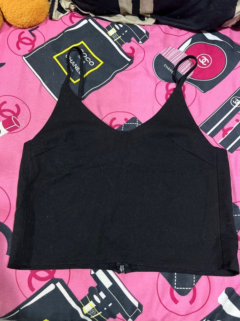 Halter Top made in KR (Category: Sleeveless) located in Manila. Submitted by https.cheschives (Listing ID 1361913751, Image 1). Description: BRAND NEW - M to semi L.