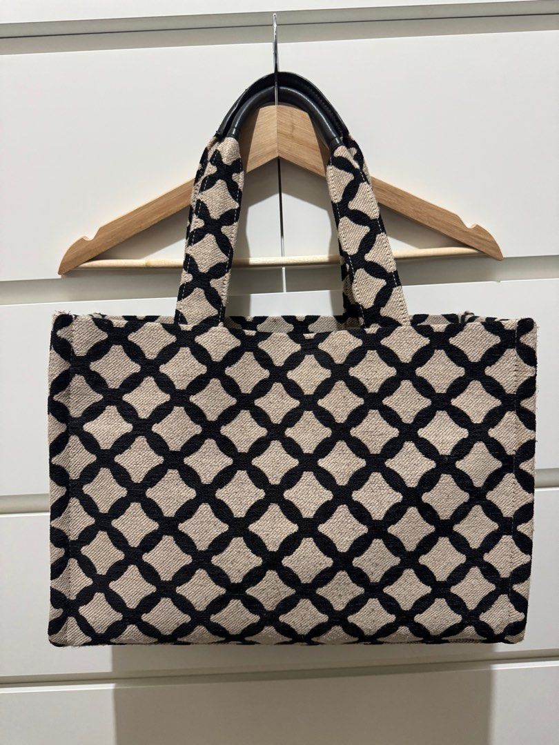 H&M Bag (Category: Tote Bags) located in Quezon City. Submitted by cessdecluttering (Listing ID 1361932663, Image 1). Description: Got this for P2,000+ at H&M.