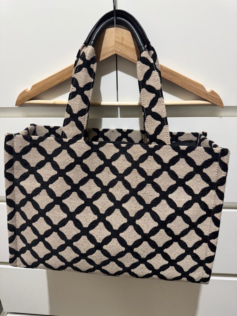 H&M Bag (Category: Tote Bags) located in Quezon City. Submitted by cessdecluttering (Listing ID 1361932663, Image 2). Description: Got this for P2,000+ at H&M.