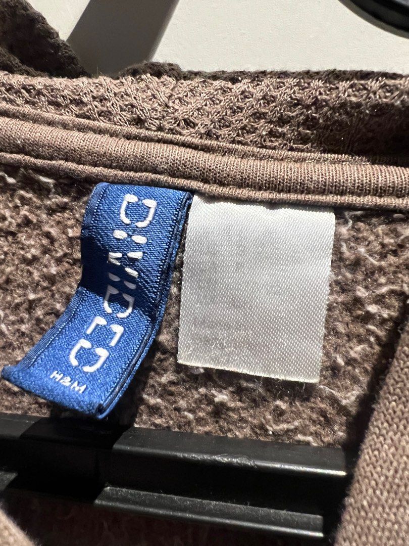 H&M Jacket (Category: Coats, Jackets and Outerwear) located in Mandaluyong City. Submitted by ryansls (Listing ID 1361918656, Image 2). Description: Original 100% H&M Jacket FYI: small white paint stain at the back.