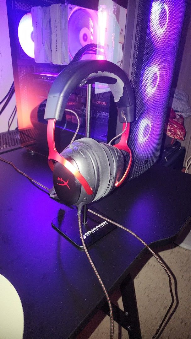 Hyperx cloud 3 (Category: Headphones & Headsets) located in Singapore. Submitted by ssoorya711 (Listing ID 1361926302, Image 1). Description: selling due to upgraded to hyper x cloud 3 wireless. as good as new only peeled off a bit on the head band. Willing to Nego.