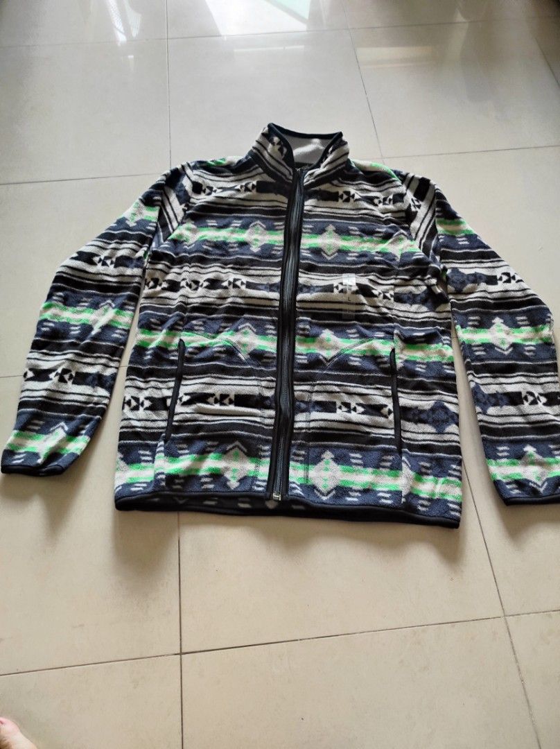 Jacket (Category: Everything Else) located in Singapore. Submitted by salnov (Listing ID 1361884924, Image 1). Description: Nice indeed sex velvet jacket with zip..
