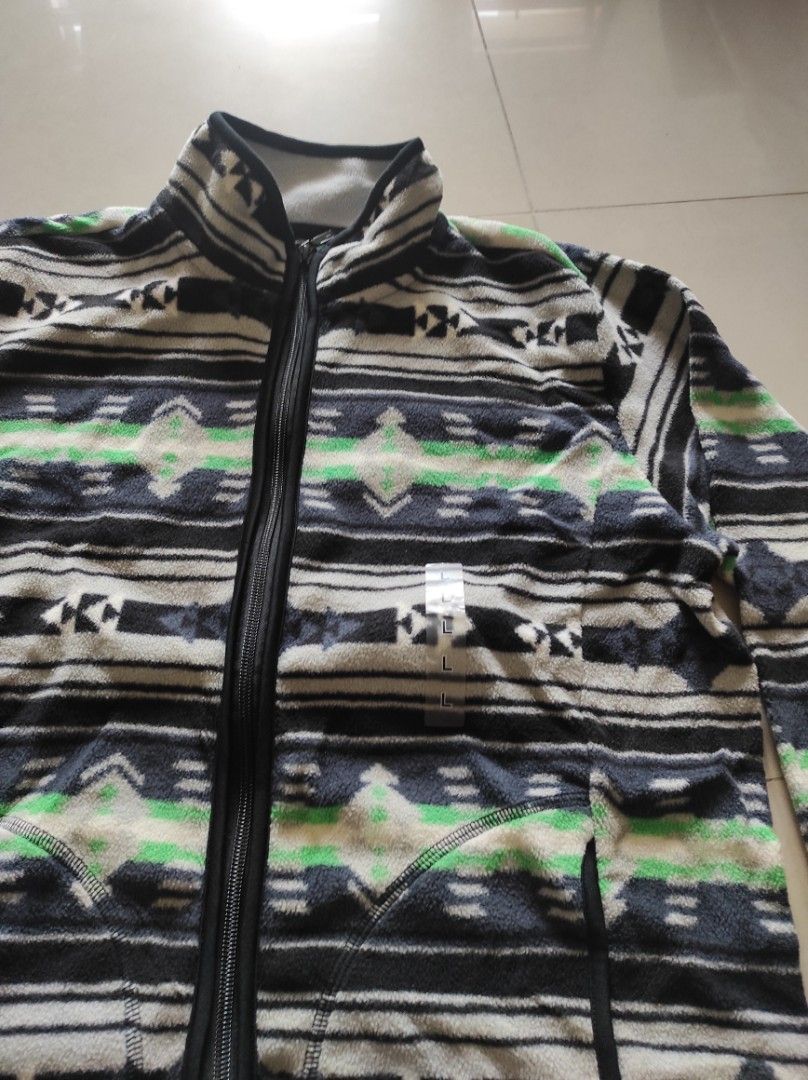 Jacket (Category: Everything Else) located in Singapore. Submitted by salnov (Listing ID 1361884924, Image 2). Description: Nice indeed sex velvet jacket with zip..