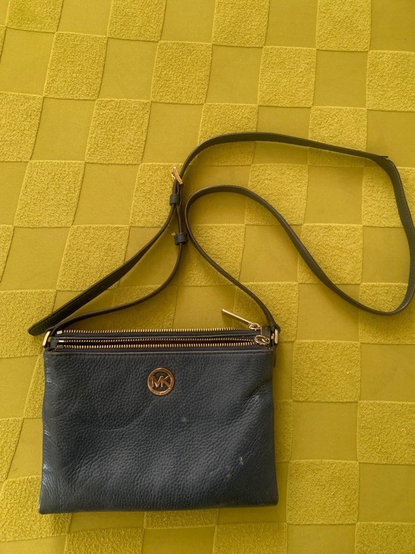 Michael Kors body bag (Category: Cross-body Bags) located in Santa Rosa. Submitted by declutteringthings08 (Listing ID 1361845012, Image 1). Description: Preloved Mk bodybag Rfs: Declutterring .