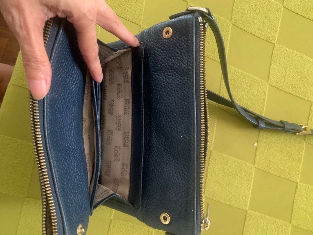 Michael Kors body bag (Category: Cross-body Bags) located in Santa Rosa. Submitted by declutteringthings08 (Listing ID 1361845012, Image 2). Description: Preloved Mk bodybag Rfs: Declutterring .