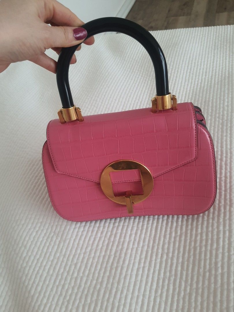 MULBERRY TOP HANDLE BAG (Category: Luxury Bags & Wallets) located in Mandaluyong City. Submitted by shark198 (Listing ID 1361832275, Image 1). Description: Mulberry top handle bag authenticity guaranteed as good as new except slight scratches on the metal, not noticiable much.