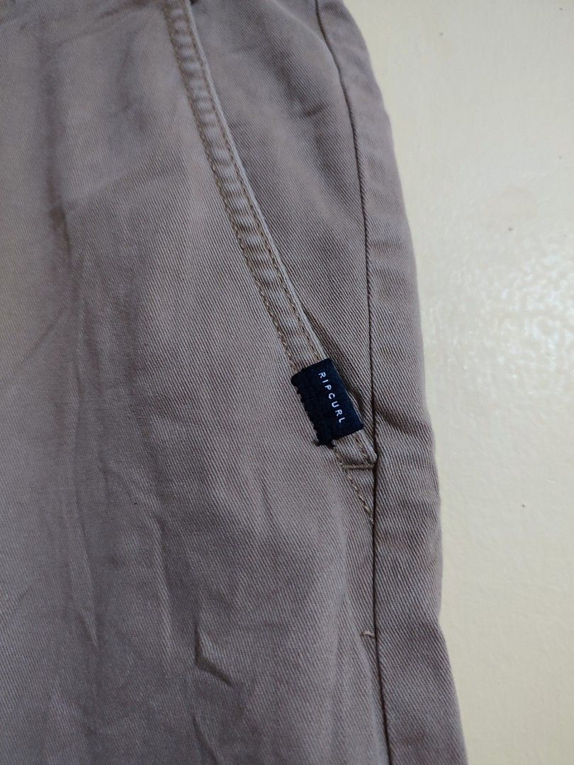 Ripcurl Khaki Short (Category: Shorts) located in Cebu City. Submitted by haryvyylyynn (Listing ID 1361810282, Image 3). Description: Ripcurl khaki size 36 on tag 550+sf.