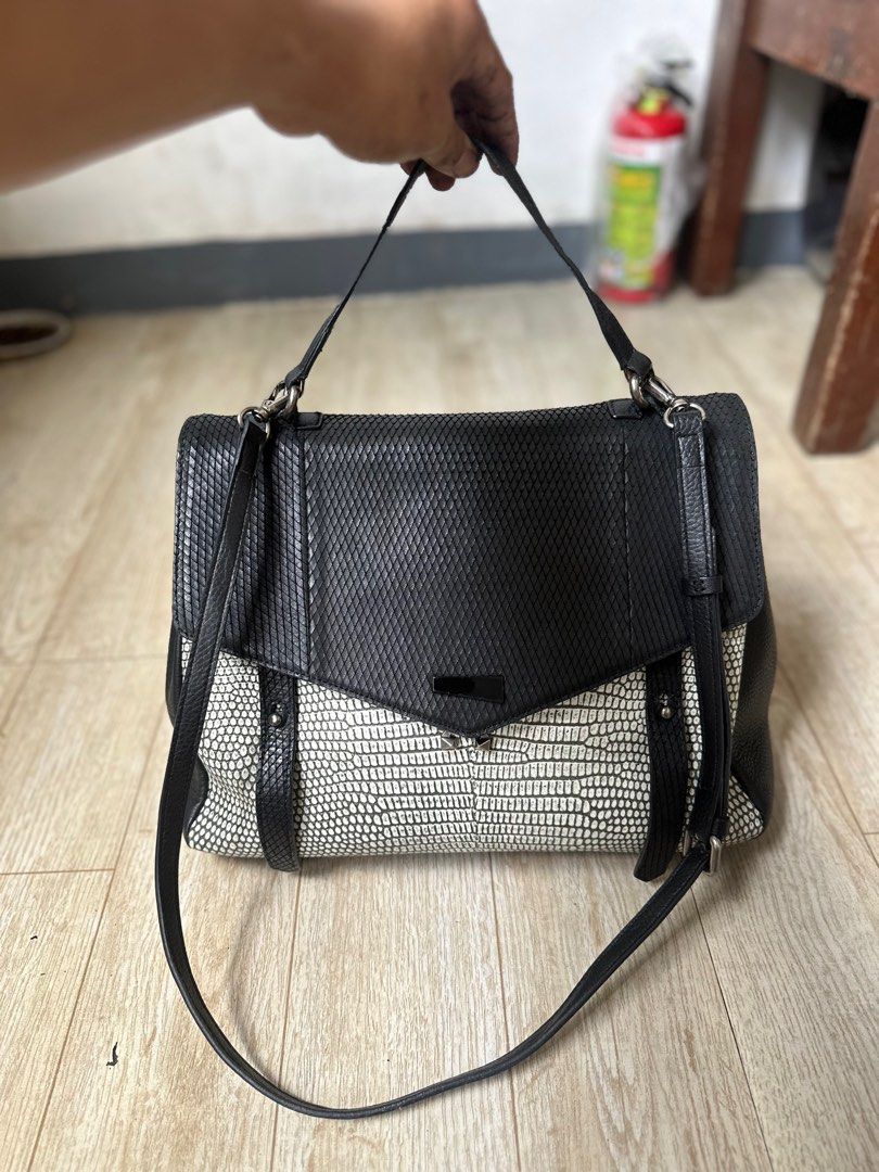 Rouge and Lounge 2 way (Category: Luxury Bags & Wallets) located in Cavite. Submitted by pidiyey (Listing ID 1361839808, Image 1). Description: minimal signs of use check pics for reference.