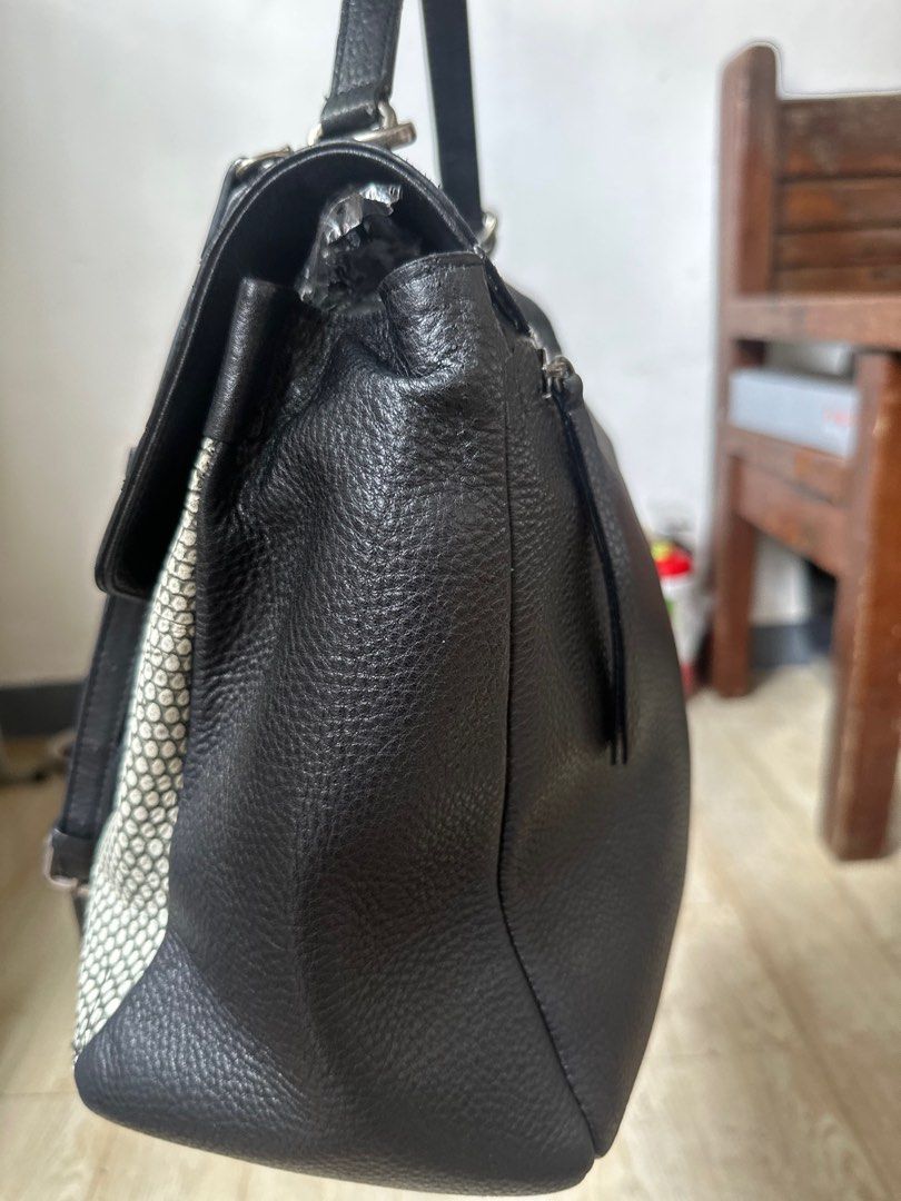 Rouge and Lounge 2 way (Category: Luxury Bags & Wallets) located in Cavite. Submitted by pidiyey (Listing ID 1361839808, Image 3). Description: minimal signs of use check pics for reference.