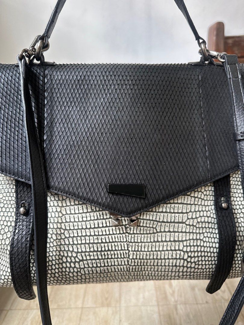 Rouge and Lounge 2 way (Category: Luxury Bags & Wallets) located in Cavite. Submitted by pidiyey (Listing ID 1361839808, Image 2). Description: minimal signs of use check pics for reference.