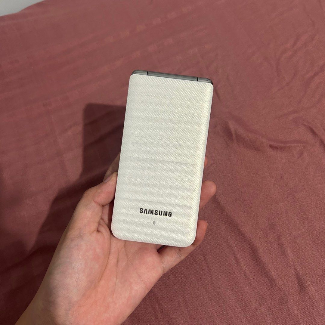 Samsung Galaxy Folder 1 (Category: Early Generation Mobile Phones) located in Butuan. Submitted by parkellarrine (Listing ID 1361895873, Image 2). Description: Price is slightly negotiable. No functional issues. Openline to all PH networks. Android Version 5.1.1 Touch and type With front camera With slot for memory card Updated Play Store Please do your own research for additional information on the unit’s specs. Inclusions: 1x Flip Phone 1x Batt