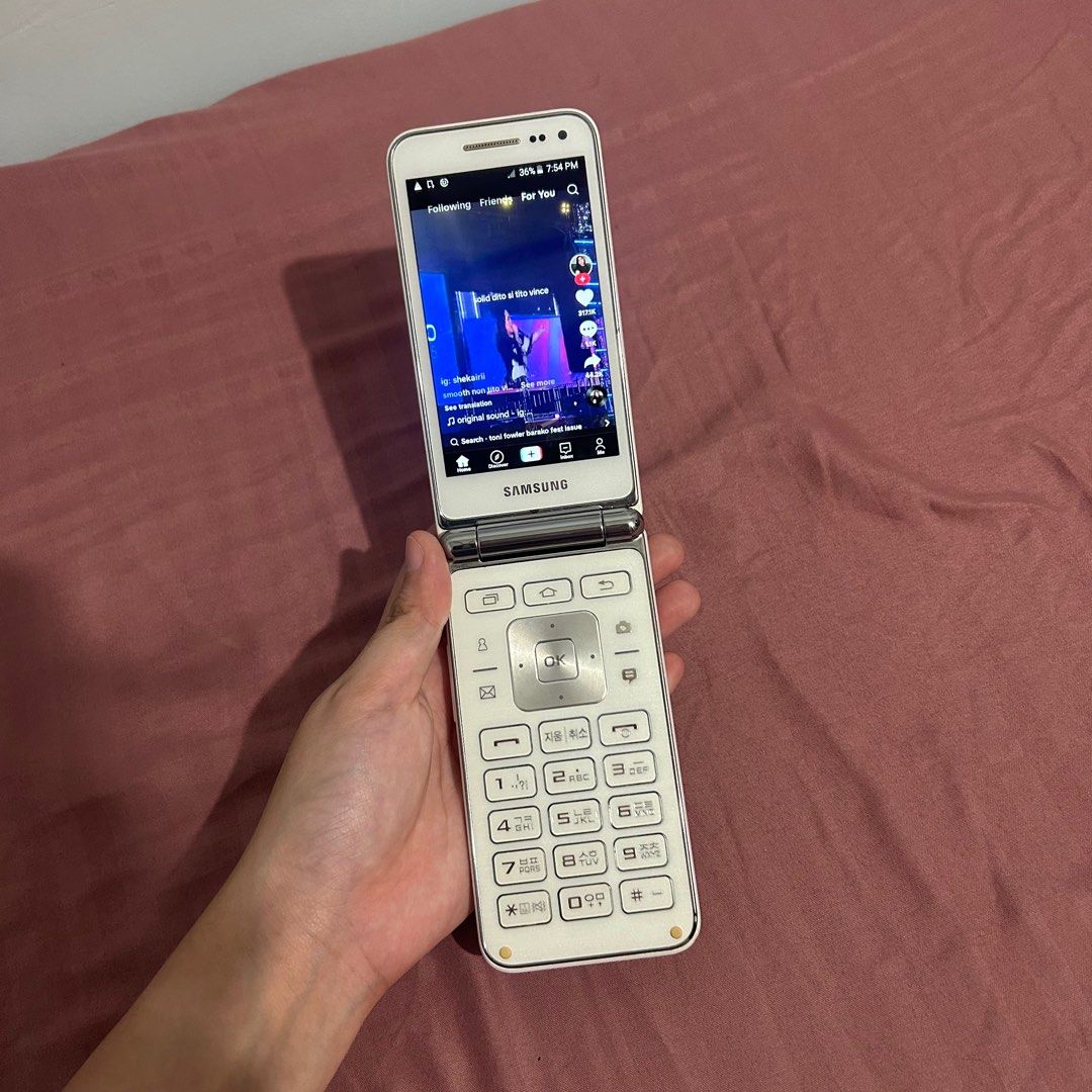 Samsung Galaxy Folder 1 (Category: Early Generation Mobile Phones) located in Butuan. Submitted by parkellarrine (Listing ID 1361895873, Image 1). Description: Price is slightly negotiable. No functional issues. Openline to all PH networks. Android Version 5.1.1 Touch and type With front camera With slot for memory card Updated Play Store Please do your own research for additional information on the unit’s specs. Inclusions: 1x Flip Phone 1x Batt