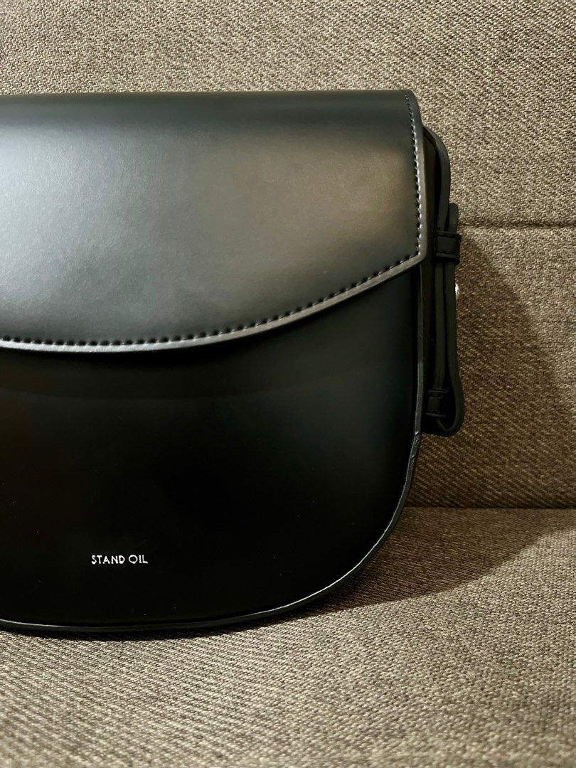 Stand Oil Bag 🖤 (Category: Luxury Bags & Wallets) located in Marikina City. Submitted by suchabaggee (Listing ID 1361853405, Image 1). Description: .