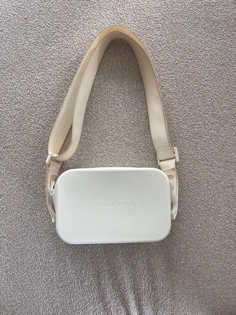 Viajecito Splashkit (Category: Shoulder Bags) located in Las Pinas. Submitted by declutterwithrdc (Listing ID 1361793966, Image 1). Description: This bag is loved by many celebrities and influencers! RFS: decluttering Negotiable price (no to low baller) Guaranteed No Defect .