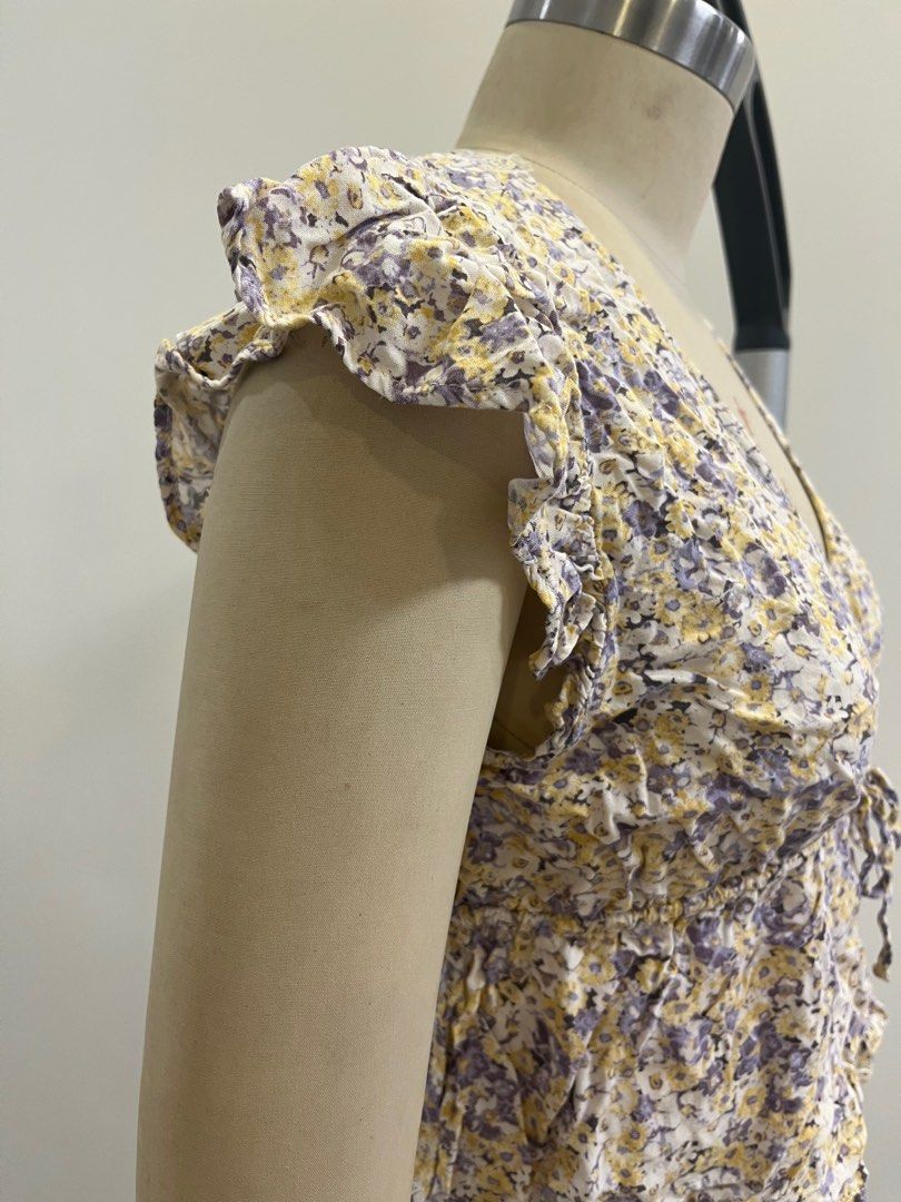 Wild Fable Summer Floral Top (Category: Blouses) located in Pasig City. Submitted by macncheese19 (Listing ID 1361886552, Image 3). Description: -got from the US -has 2 front loop buttons and adjustable tie on the underbust making it very perfect for summer -ruffled sleeves -can fit size S-M.