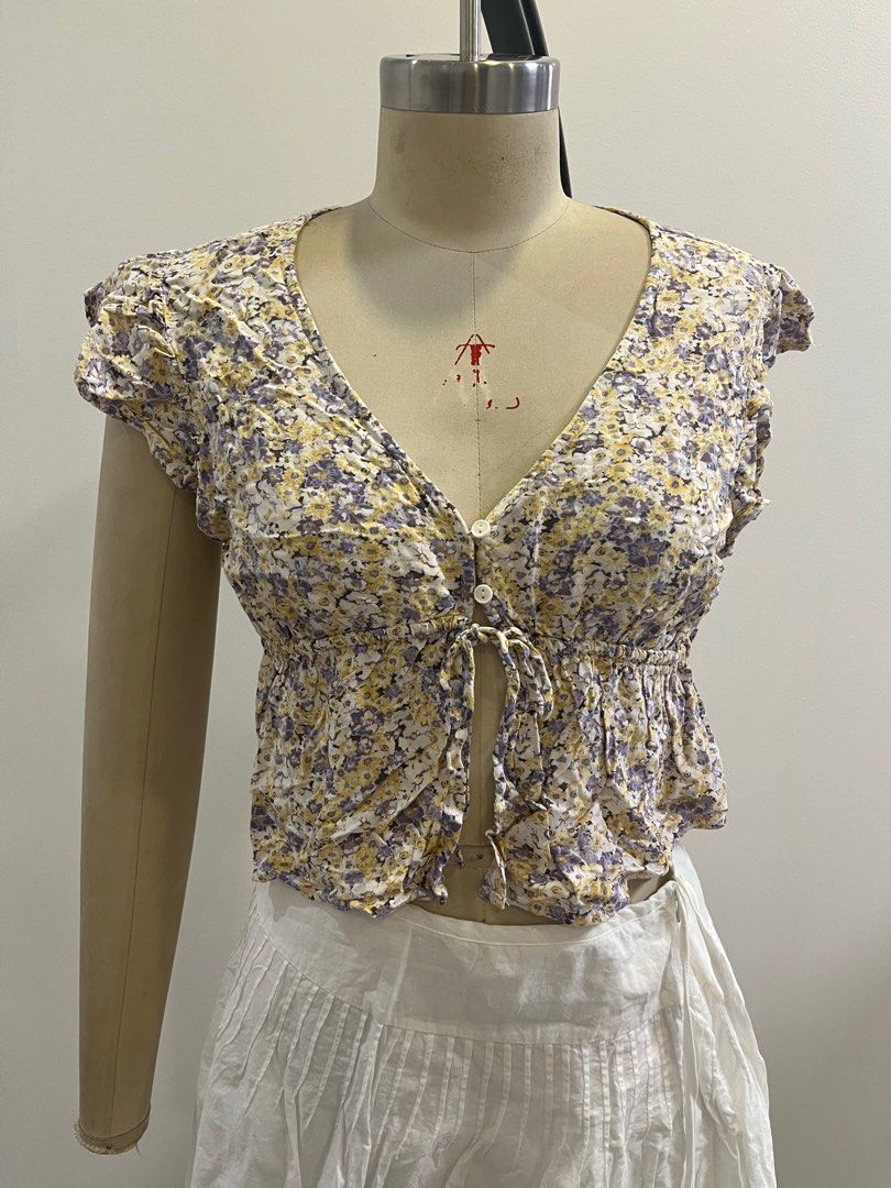 Wild Fable Summer Floral Top (Category: Blouses) located in Pasig City. Submitted by macncheese19 (Listing ID 1361886552, Image 1). Description: -got from the US -has 2 front loop buttons and adjustable tie on the underbust making it very perfect for summer -ruffled sleeves -can fit size S-M.