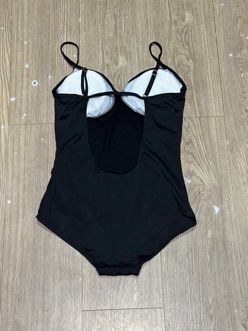 acubi grunge y2k tank top bodysuit type (Category: Others Tops) located in Manila. Submitted by caelusio (Listing ID 1362120181, Image 3). Description: welcome ☻ ↳ Flaws: none ↳ Size: small to medium ↳ Colors may vary due to lighting [★] feel free to message me for more details > Please manage your expectations 🏷: baggy pants, y2k pants, cargo pants, flare pants, shein pants, maong pants, thrifted, shein, mom jeans, high waist jeans, low waist j