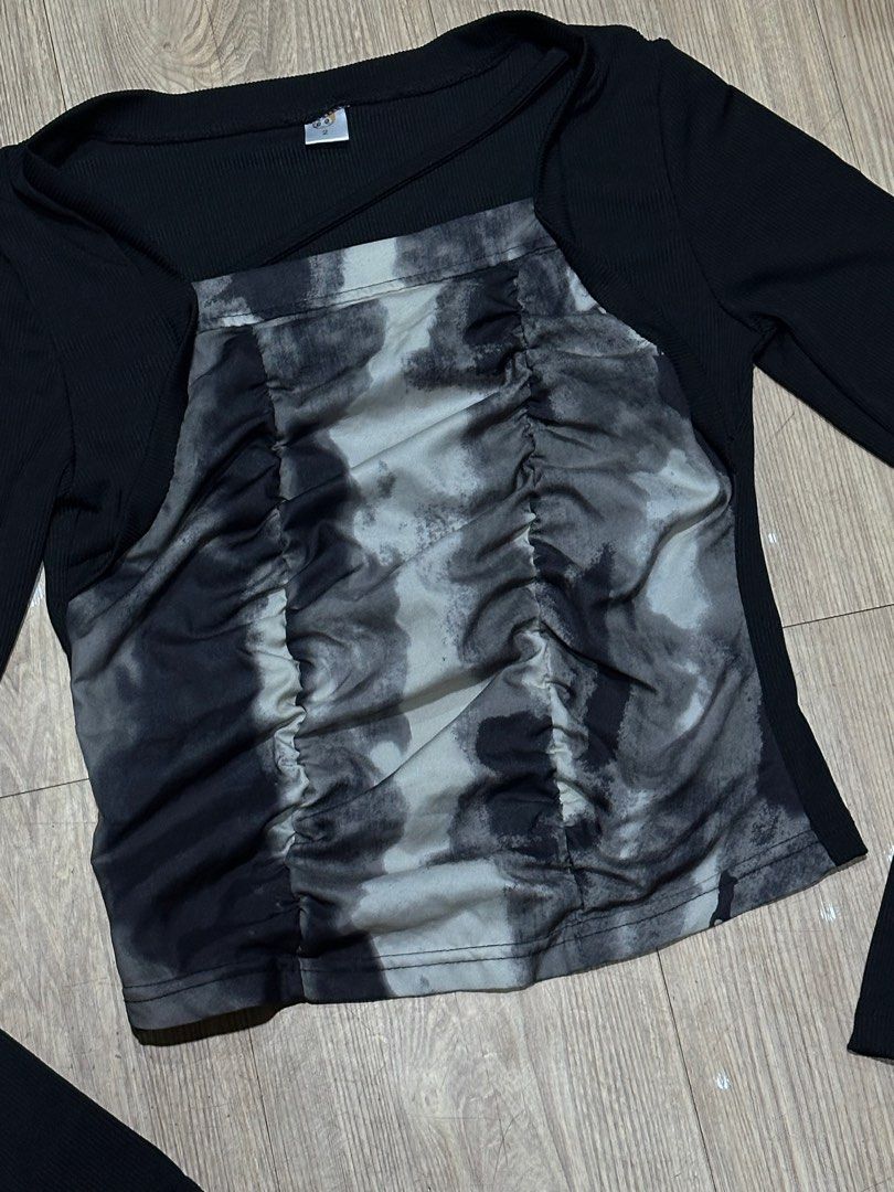 black graphic longsleeves formal top (Category: Longsleeves) located in Manila. Submitted by caelusio (Listing ID 1361992094, Image 2). Description: welcome ☻ ↳ Flaws: none ↳ Size: small to medium ↳ Colors may vary due to lighting [★] feel free to message me for more details > Please manage your expectations 🏷: baggy pants, y2k pants, cargo pants, flare pants, shein pants, maong pants, thrifted, shein, mom jeans, high waist jeans, low waist jean