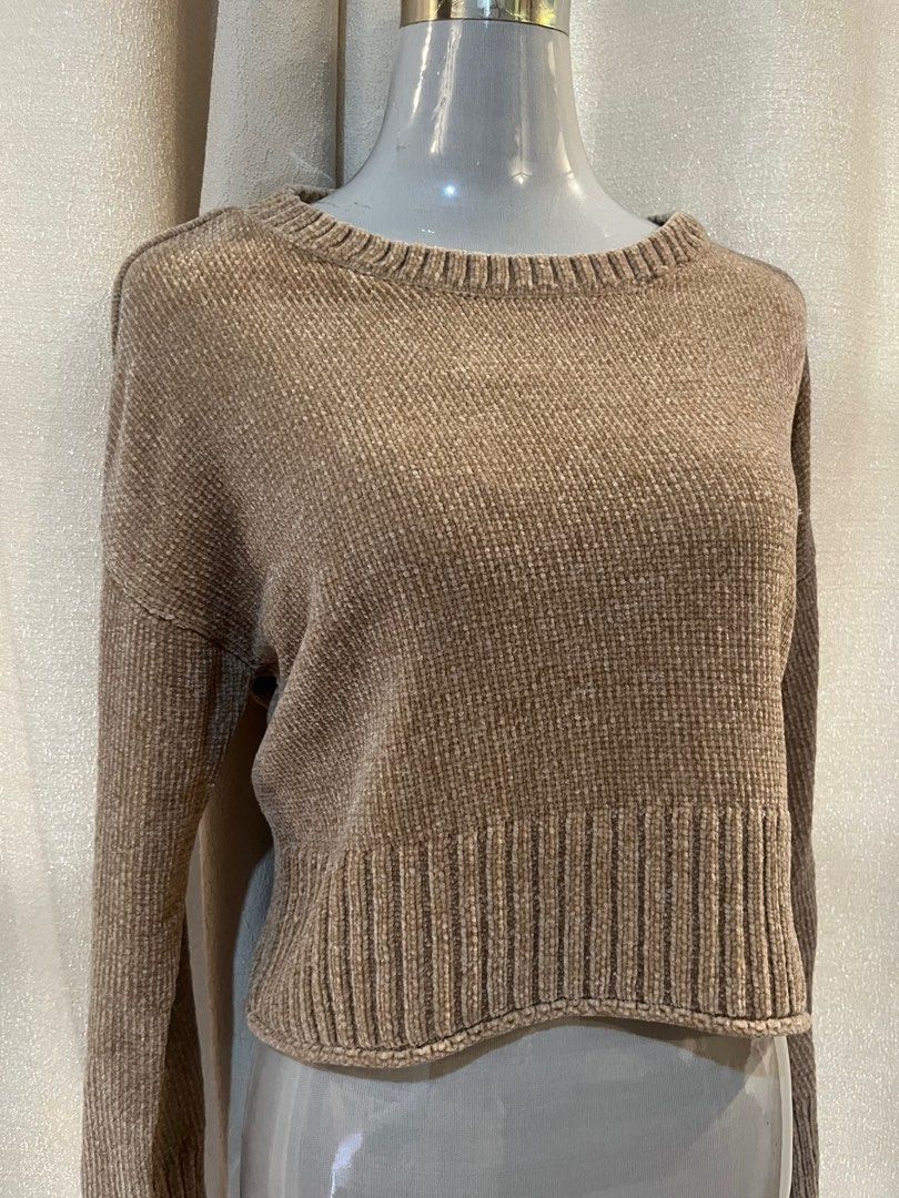 Cashmere Crewneck Sweater (Category: Longsleeves) located in Pagsanjan. Submitted by issy_cartt (Listing ID 1361951418, Image 3). Description: .