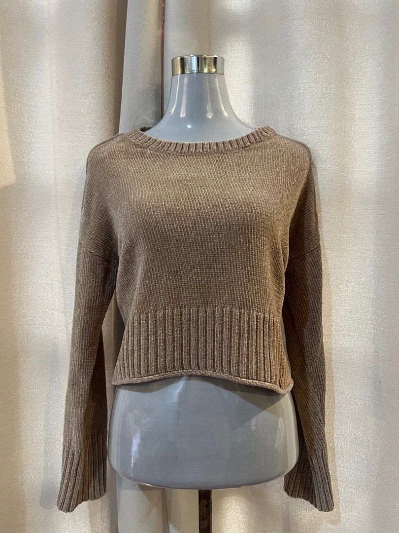Cashmere Crewneck Sweater (Category: Longsleeves) located in Pagsanjan. Submitted by issy_cartt (Listing ID 1361951418, Image 1). Description: .