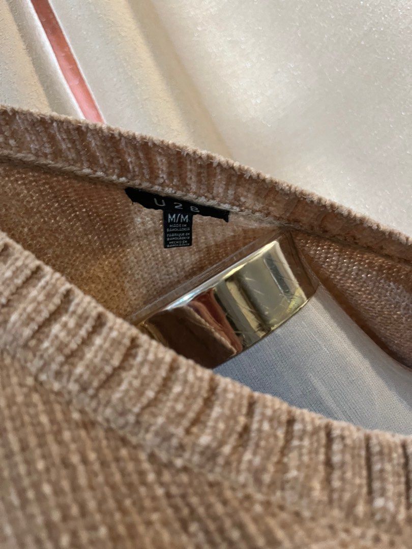Cashmere Crewneck Sweater (Category: Longsleeves) located in Pagsanjan. Submitted by issy_cartt (Listing ID 1361951418, Image 2). Description: .