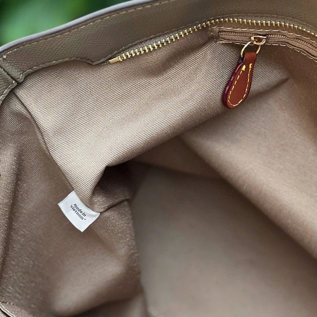 Coach Gallery Tote CAZ99 (Category: Tote Bags) located in Manila. Submitted by btdcbagtrendsdcapul.2 (Listing ID 1362070274, Image 3). Description: Inclusion: Tag, Carecard, Paper Bag, Dustbag, Limited stocks only 📩 Dm for inquiries Actual Pic Posted.