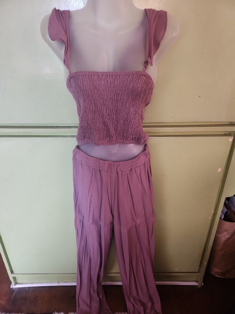 Coords pants (Category: Sets & Coordinates) located in Quezon City. Submitted by xtinemaye (Listing ID 1362018166, Image 1). Description: coords pants used only once best fit to small to large frame mauve in color semi crop top no flaws RFS: decluterring.
