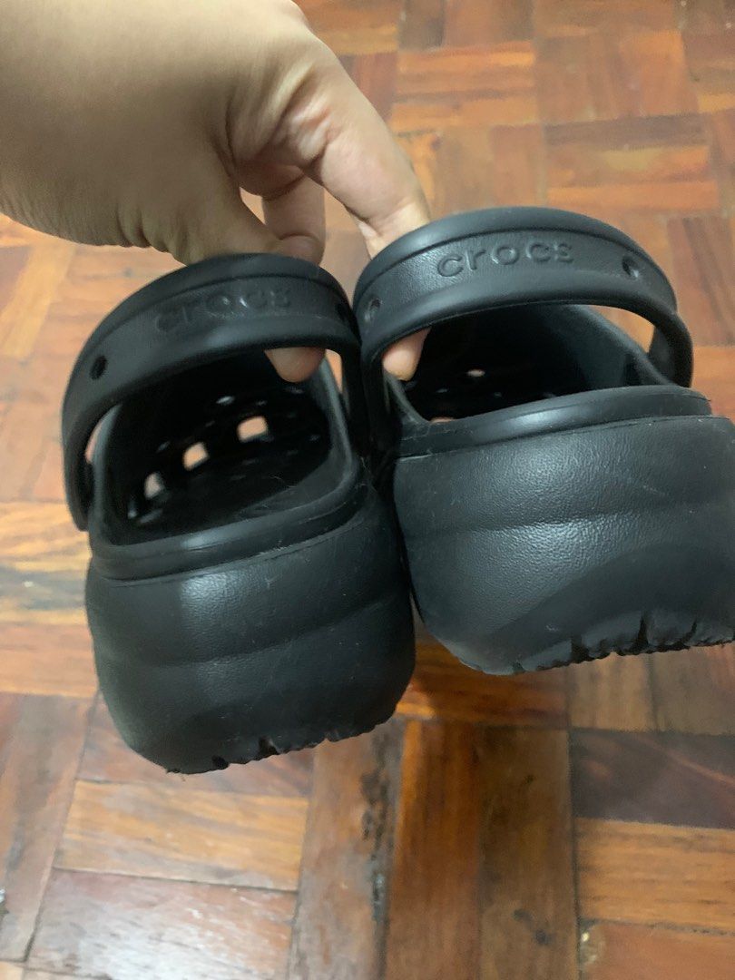 Crocs Platform black (Category: Loafers) located in Manila. Submitted by dsn_md (Listing ID 1362057896, Image 3). Description: Almost brand new Size W8 Once lang nagamit sa abroad pa kaya malinis yung sole Walang issues Guaranteed original.