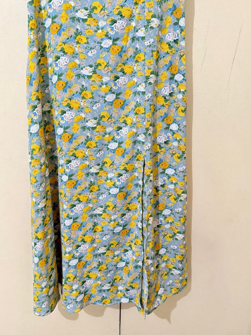 Floral Dress with Side slit (Category: Dresses) located in Manila. Submitted by ksdshop (Listing ID 1362011601, Image 3). Description: Fits S-L.