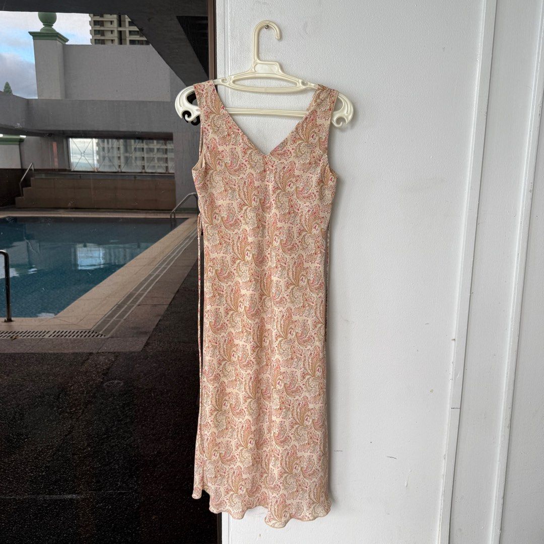 Floral Midi Dress (Category: Dresses) located in Makati City. Submitted by avlca (Listing ID 1362034487, Image 3). Description: Jump - lined - for XS up to S frames - very pretty in person! RFS: decluttering.