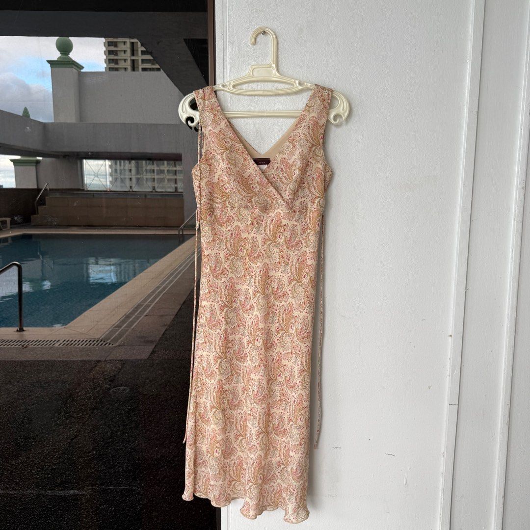 Floral Midi Dress (Category: Dresses) located in Makati City. Submitted by avlca (Listing ID 1362034487, Image 1). Description: Jump - lined - for XS up to S frames - very pretty in person! RFS: decluttering.