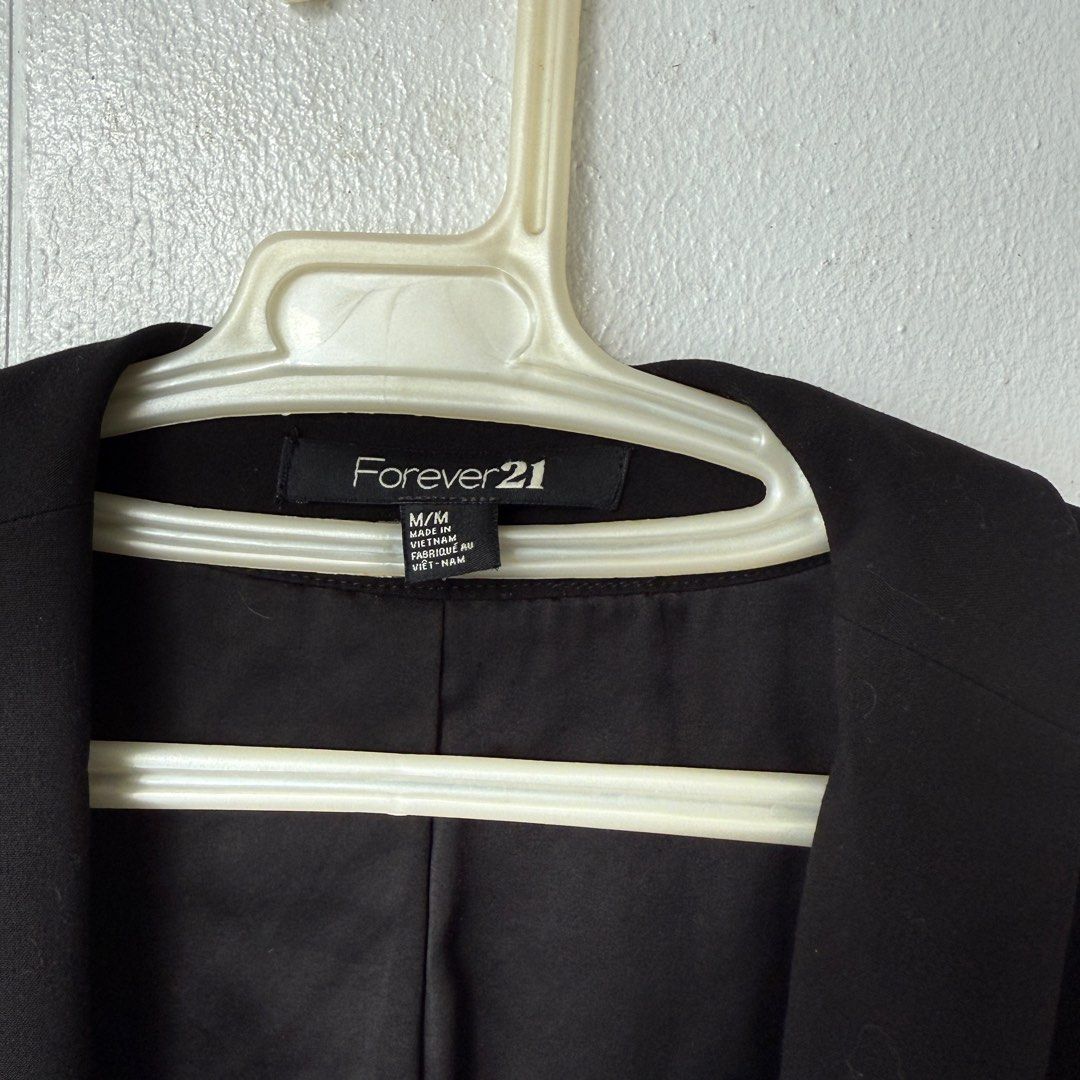Forever 21 Open Blazer (Category: Coats, Jackets and Outerwear) located in Makati City. Submitted by avlca (Listing ID 1362036712, Image 2). Description: Forever 21 - open blazer - longsleeves - thick quality fabric - lined - cropped look RFS: decluttering.