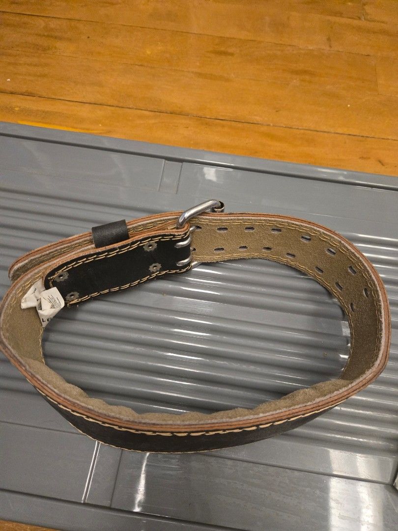 Harbinger Weight Lifting Belt (Small) (Category: Other Sports Equipment and Supplies) located in Makati City. Submitted by ClothesAndStuff (Listing ID 1362106579, Image 3). Description: The Harbinger Contoured 4-inch Padded Belt includes a wide natural leather belt to support the back and abdomen, Interior foam cushioning and suede lining for enhanced comfort and a Heavy duty dual-pronged steel roller buckle for secure tensioning..