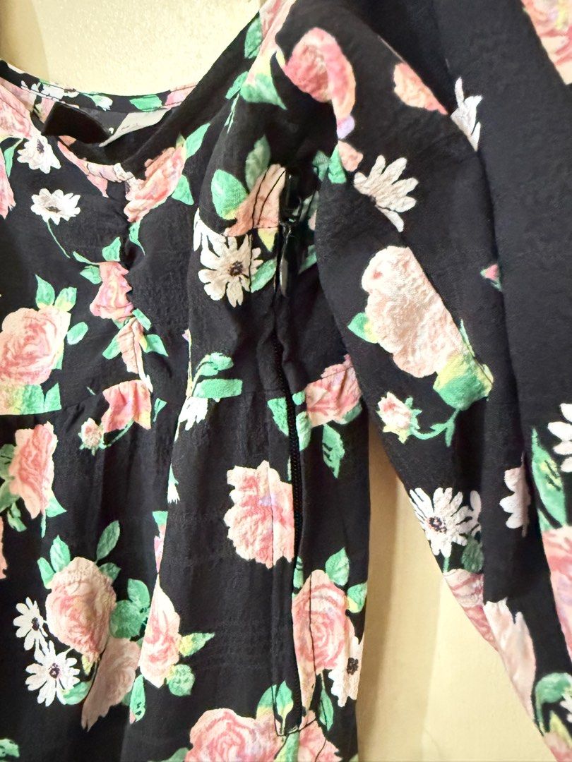 H&M Floral dress (Category: Dresses) located in Manila. Submitted by ksdshop (Listing ID 1362010512, Image 2). Description: Fits S-M.