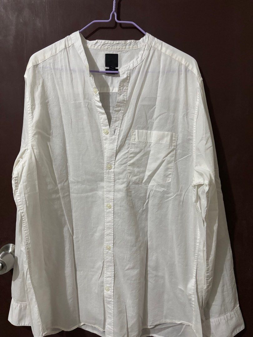 H&M long sleeves (Category: Formal Shirts) located in Makati City. Submitted by tinyMe01 (Listing ID 1362119618, Image 1). Description: H&M white long sleeves.