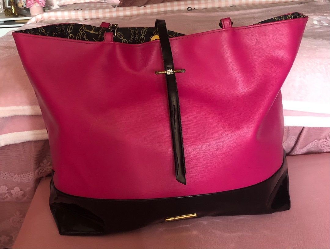 Juicy Couture tote bag (Category: Tote Bags) located in Las Pinas. Submitted by juuzzmeeh2021 (Listing ID 1361955491, Image 1). Description: Still in good condition. RFS: cleaning my closet and i need to sell some of my belongings. Manage your expectation this is a preloved bag. NO TO COD. Payment first. .