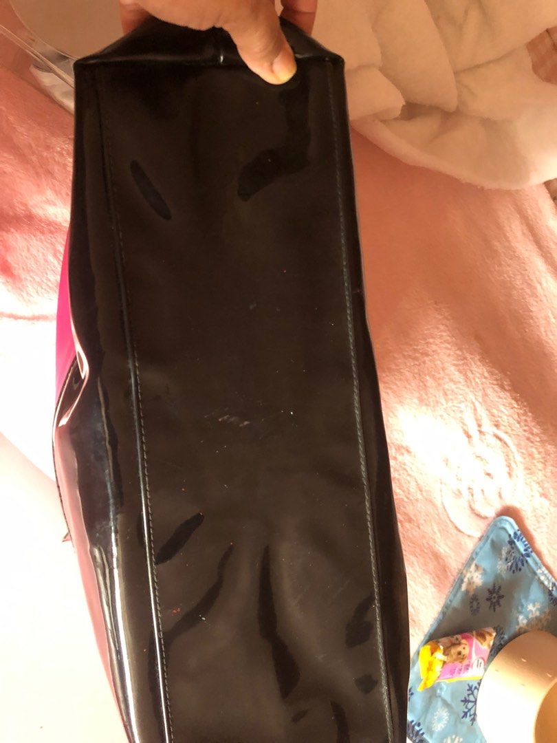 Juicy Couture tote bag (Category: Tote Bags) located in Las Pinas. Submitted by juuzzmeeh2021 (Listing ID 1361955491, Image 3). Description: Still in good condition. RFS: cleaning my closet and i need to sell some of my belongings. Manage your expectation this is a preloved bag. NO TO COD. Payment first. .