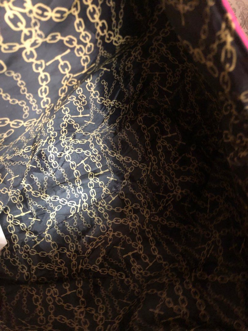 Juicy Couture tote bag (Category: Tote Bags) located in Las Pinas. Submitted by juuzzmeeh2021 (Listing ID 1361955491, Image 2). Description: Still in good condition. RFS: cleaning my closet and i need to sell some of my belongings. Manage your expectation this is a preloved bag. NO TO COD. Payment first. .