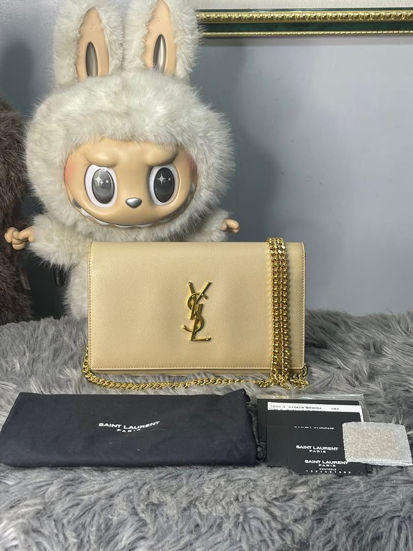 Kate medium grained in ghw (Category: Luxury Bags & Wallets) located in Quezon City. Submitted by hellopatchi (Listing ID 1361994007, Image 1). Description: Kate medium grained in ghw Well used condition Inclusions: dustbag, cards, entrupy certificate.