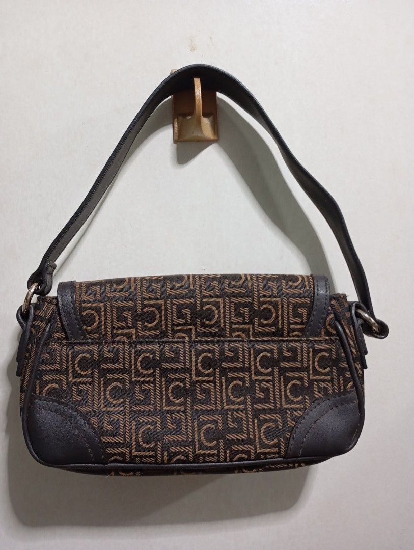 Liz Claiborne shoulder bag (Category: Shoulder Bags) located in Quezon City. Submitted by gdbye_things (Listing ID 1362096059, Image 2). Description: No damage Listed price is the final price.