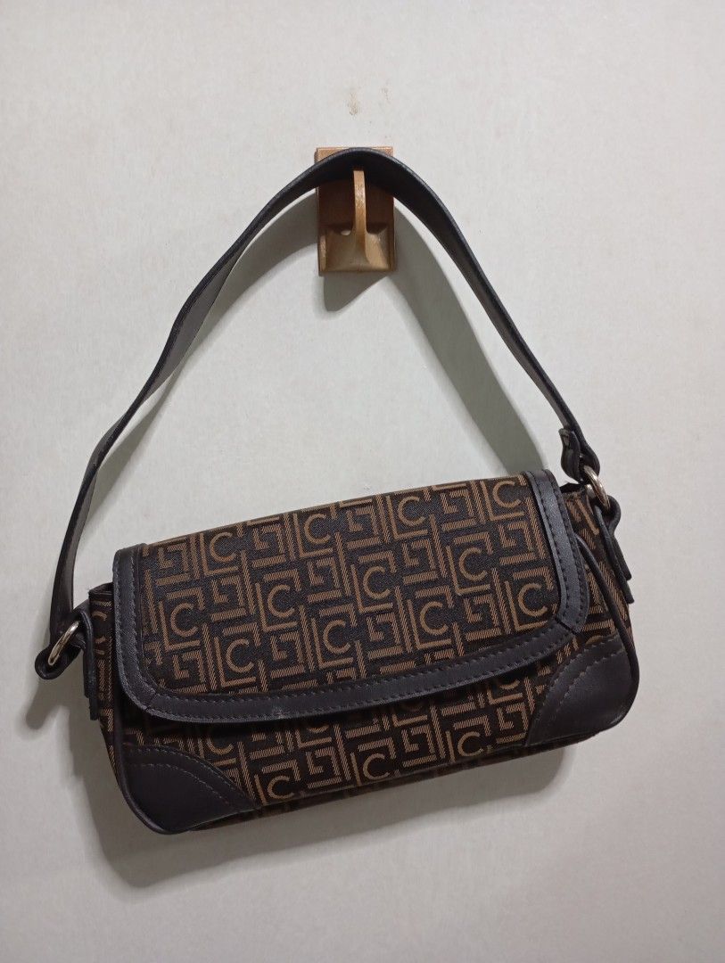 Liz Claiborne shoulder bag (Category: Shoulder Bags) located in Quezon City. Submitted by gdbye_things (Listing ID 1362096059, Image 1). Description: No damage Listed price is the final price.