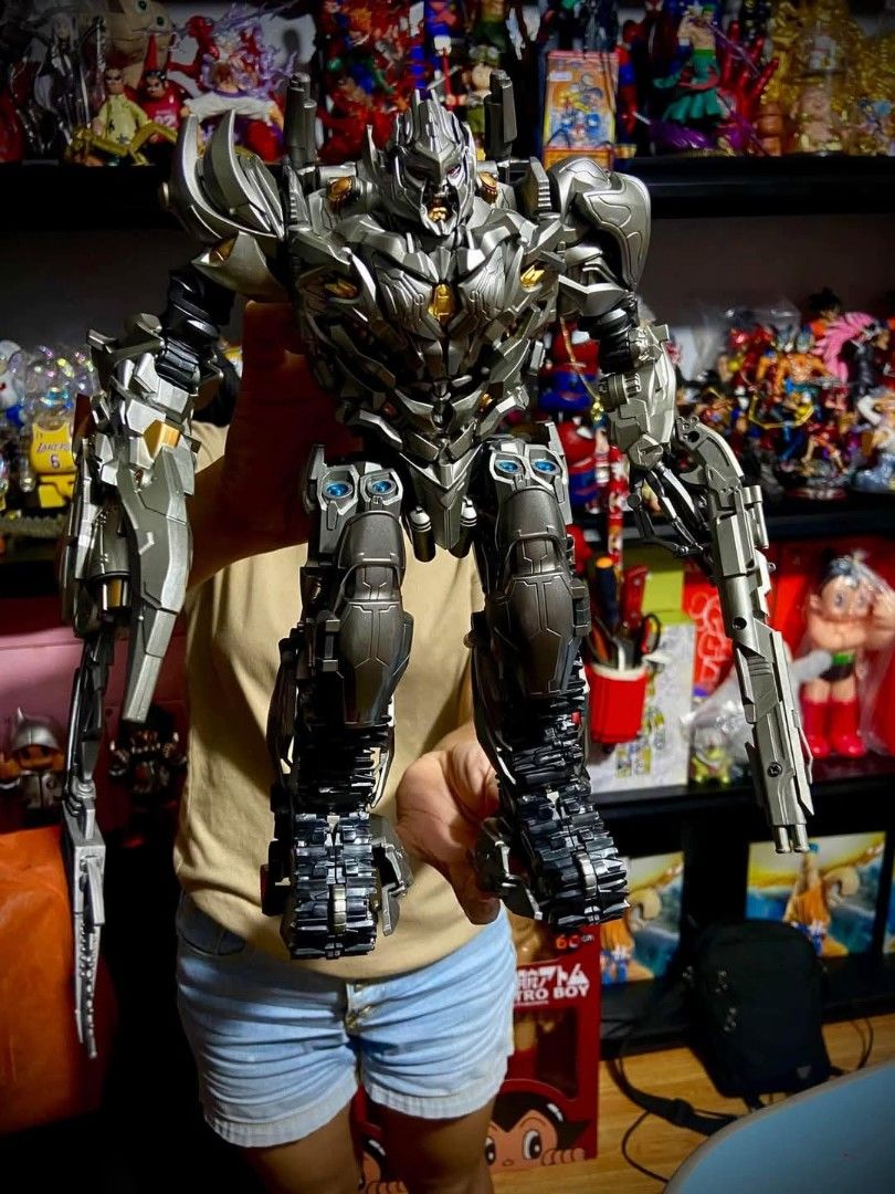 MEGATRON TANK DIECAST (Category: Vehicle & Diecast Models) located in Pasig City. Submitted by akindzshop (Listing ID 1361977362, Image 1). Description: 3200 pesos Nalang po MEGATRON TANK DIECAST Bakal / Diecast / Mabigat Almost 13 inches tall Mint and Complete Diecast With Original Art box With Plastic Clamshell Nagiging Robot Nagiging Tank *** Brand new As is where is condition What you see is what you get. Valley 6, Parañaque Pick up Lalamove 