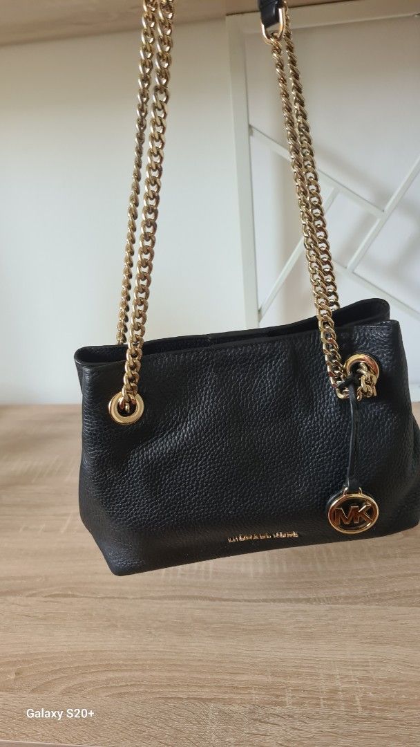 MK Jet set chain bag (Category: Luxury Bags & Wallets) located in Manila. Submitted by hansgan (Listing ID 1362091237, Image 3). Description: body and shoulder bag long chain Bough it from US. classy and so handy.