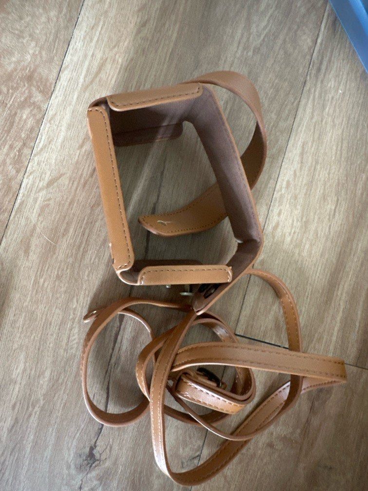 Muzen radio leather outdoor sling (Category: Portable Audio Accessories) located in Mandaluyong City. Submitted by maricris.sn (Listing ID 1361972607, Image 1). Description: This version doesn’t have the front cover. Only the body.