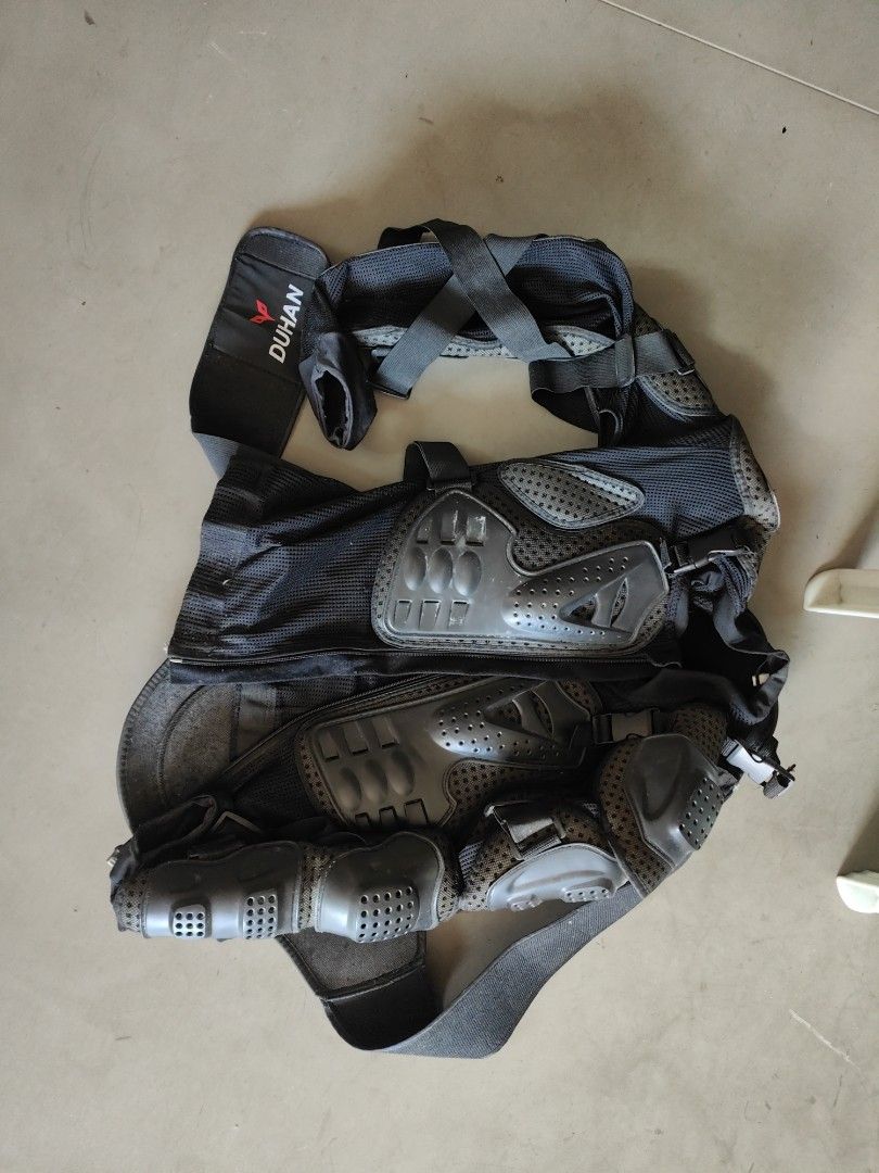 Off roading jacket (Category: Motorcycle Apparel) located in Singapore. Submitted by eddylink (Listing ID 1362003897, Image 2). Description: clearing store. all in good condition. useful for beginners to try out off roading suit 65 to 75kg.