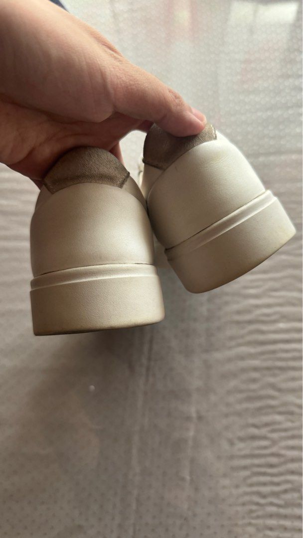 Original Adidas Sleek - Leather Sneakers (Category: Sneakers) located in Agno. Submitted by ursecondhand_chic (Listing ID 1362002542, Image 2). Description: Original Adidas Sleek •heavily used - see pics for more details •what you see is what you get •No box na po since padala lang from States •24 CM in sole - US 7 women •goods pa po ung exterior leather (pls zoom po ung provided images of the item for better reference) •maganda pa po gamitin. de
