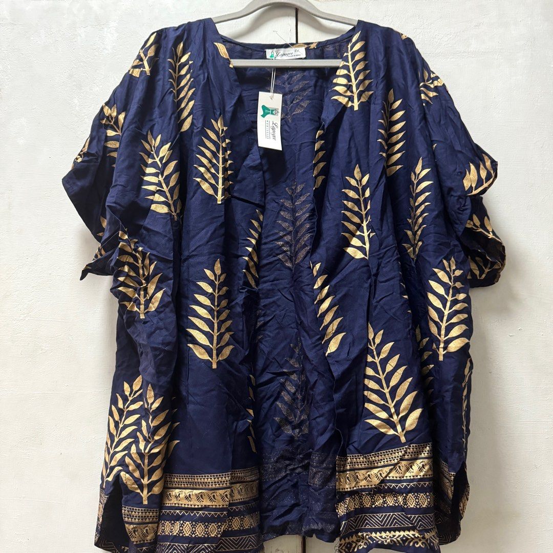 Oversized kimono topper coverup plus size (Category: Others Tops) located in Cainta. Submitted by kei_21 (Listing ID 1362032807, Image 2). Description: Closet cleanup sale Decluttering Bnew Still tag attached Size on tag 2xl Can fit xl-xxl Color: navy blue with gold print Made india Very nice Presko fabric Rfs: unwanted gift Loc: pasig.