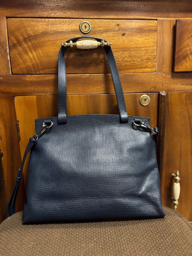 Preloved Carlyn two way bag (Category: Luxury Bags & Wallets) located in Imus. Submitted by bagsofblessings24 (Listing ID 1362045042, Image 2). Description: Original Preloved Carlyn two way leather bag Genuine leather Lightweight Excellent condition Length 12in x Height 10in x Width 3.5in Pm for any questions .